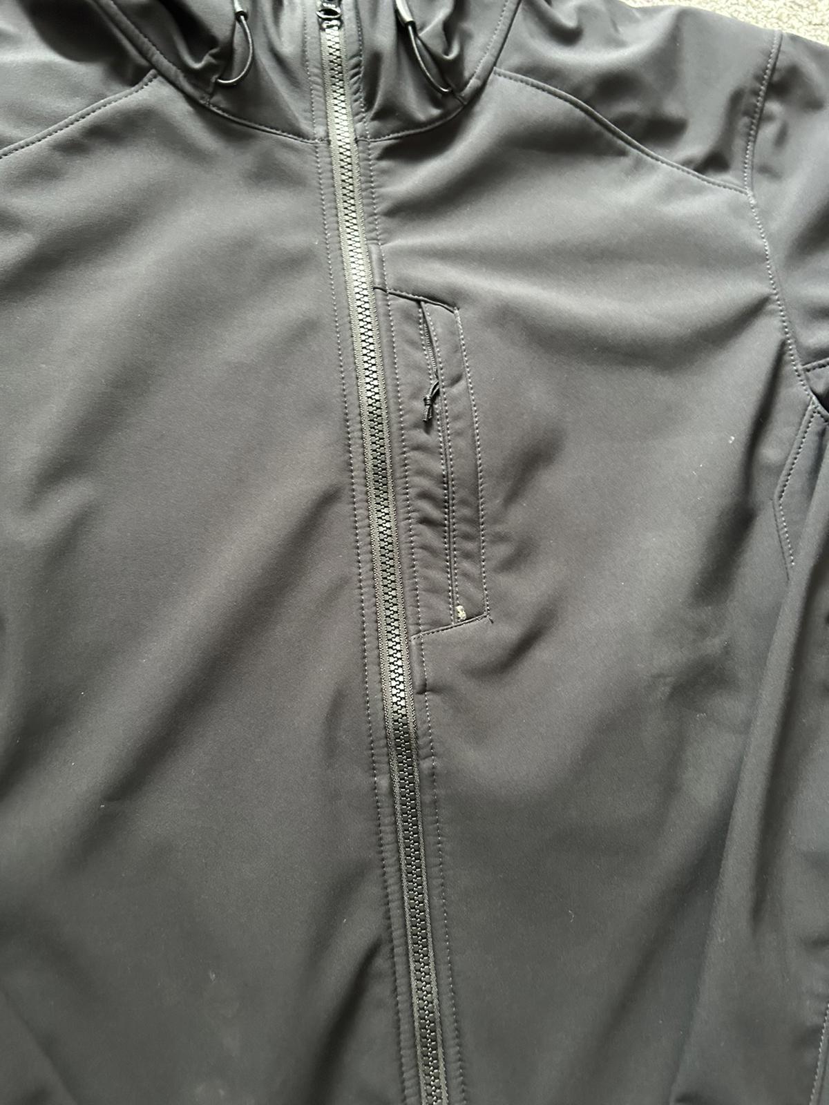 Helly Hansen Black Softshell Hooded Jacket – Men’s L