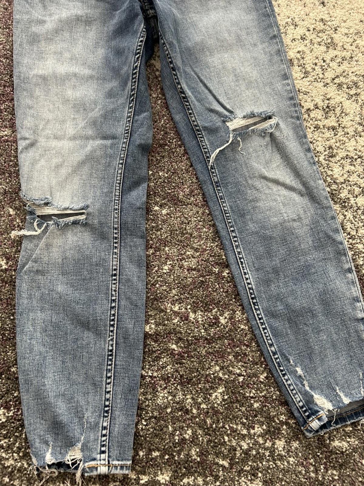 Silver Jeans Co. Women's Avery Skinny Distressed Blue Jeans