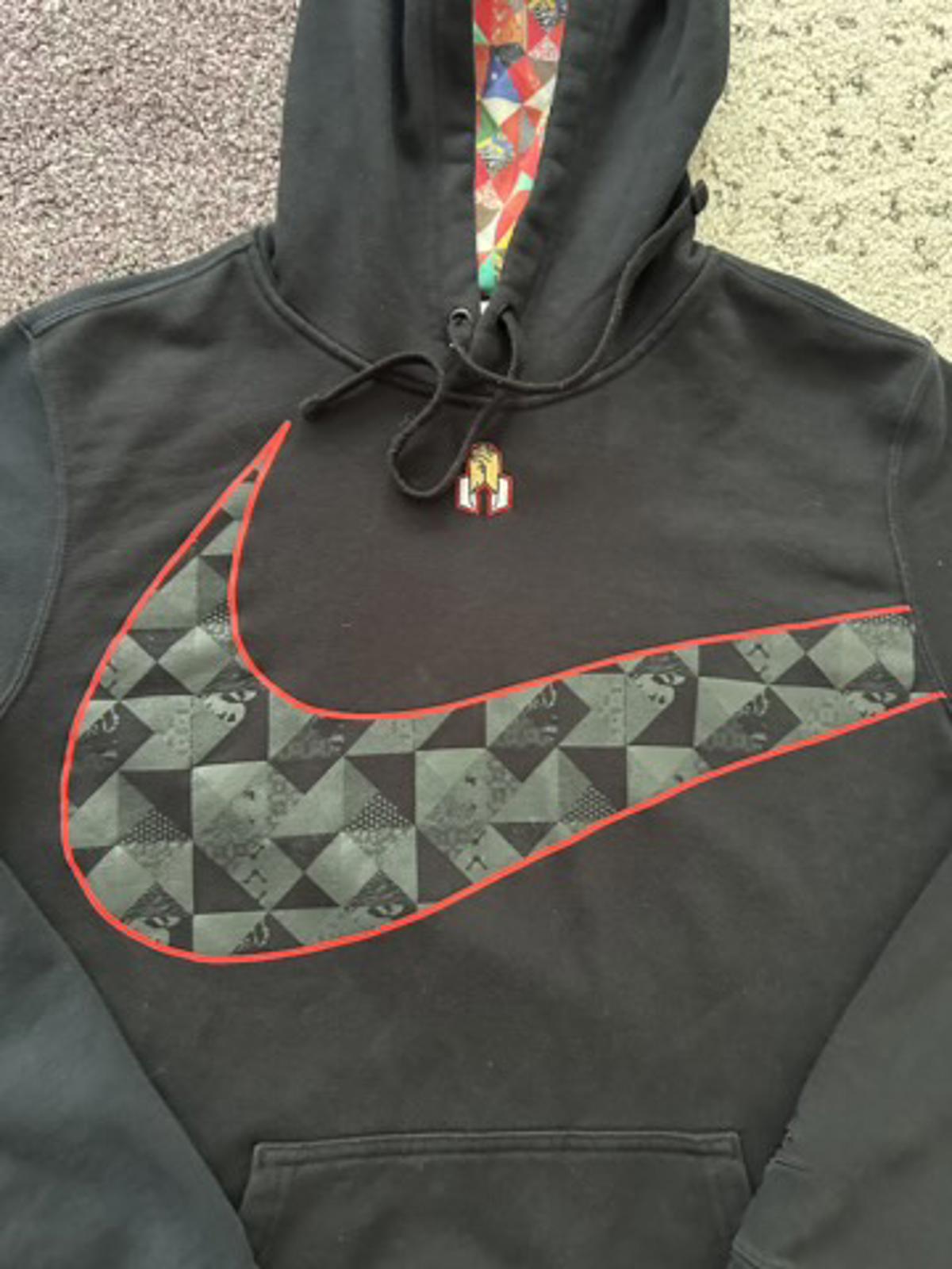 Nike Graphic Hooded Sweatshirt - M