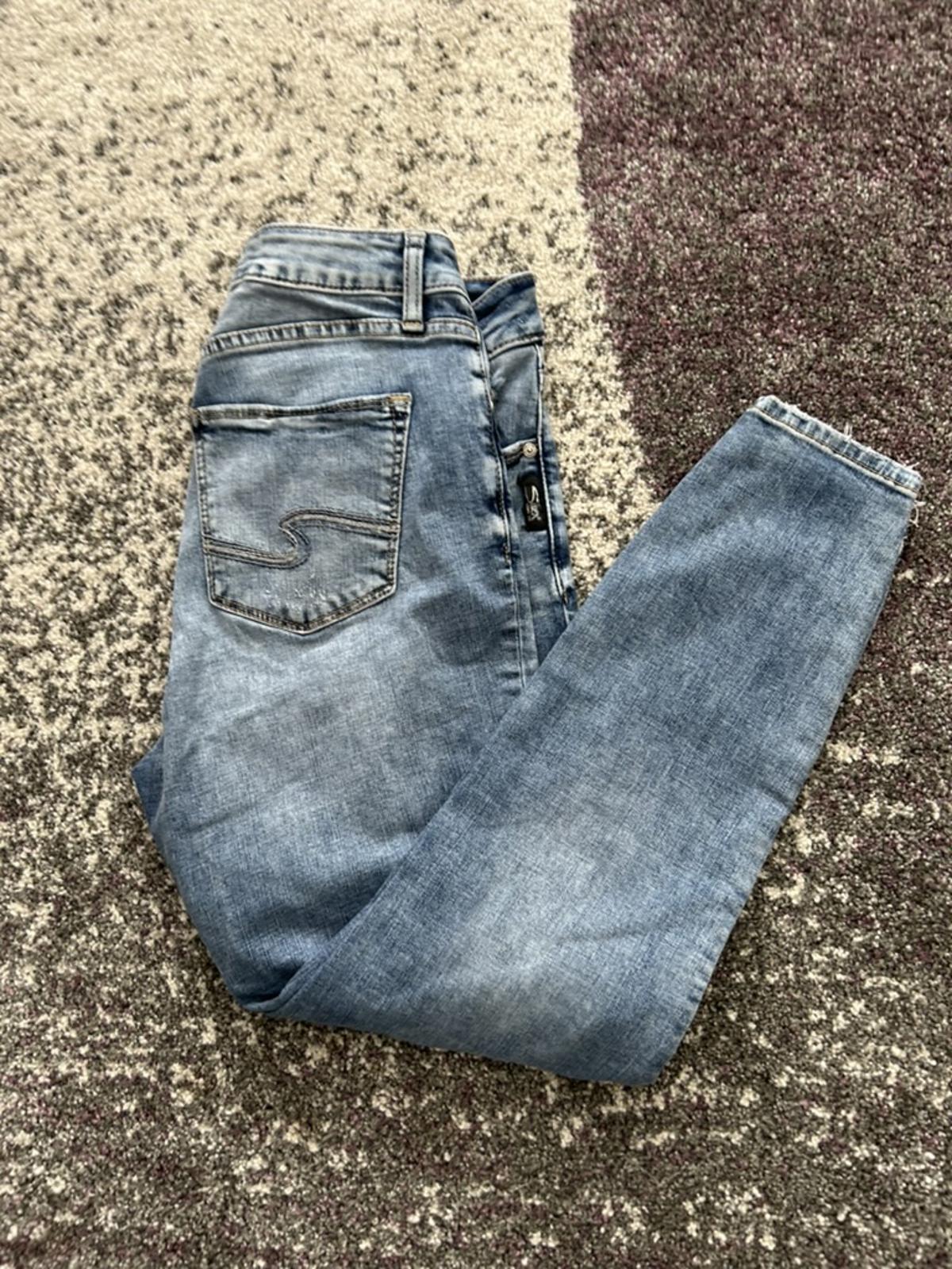 Silver Jeans Co. Women's Avery Skinny Distressed Blue Jeans