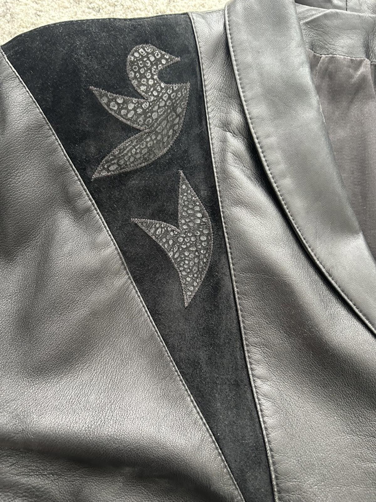 Vintage Women's Black Leather and Suede Jacket with Bird App